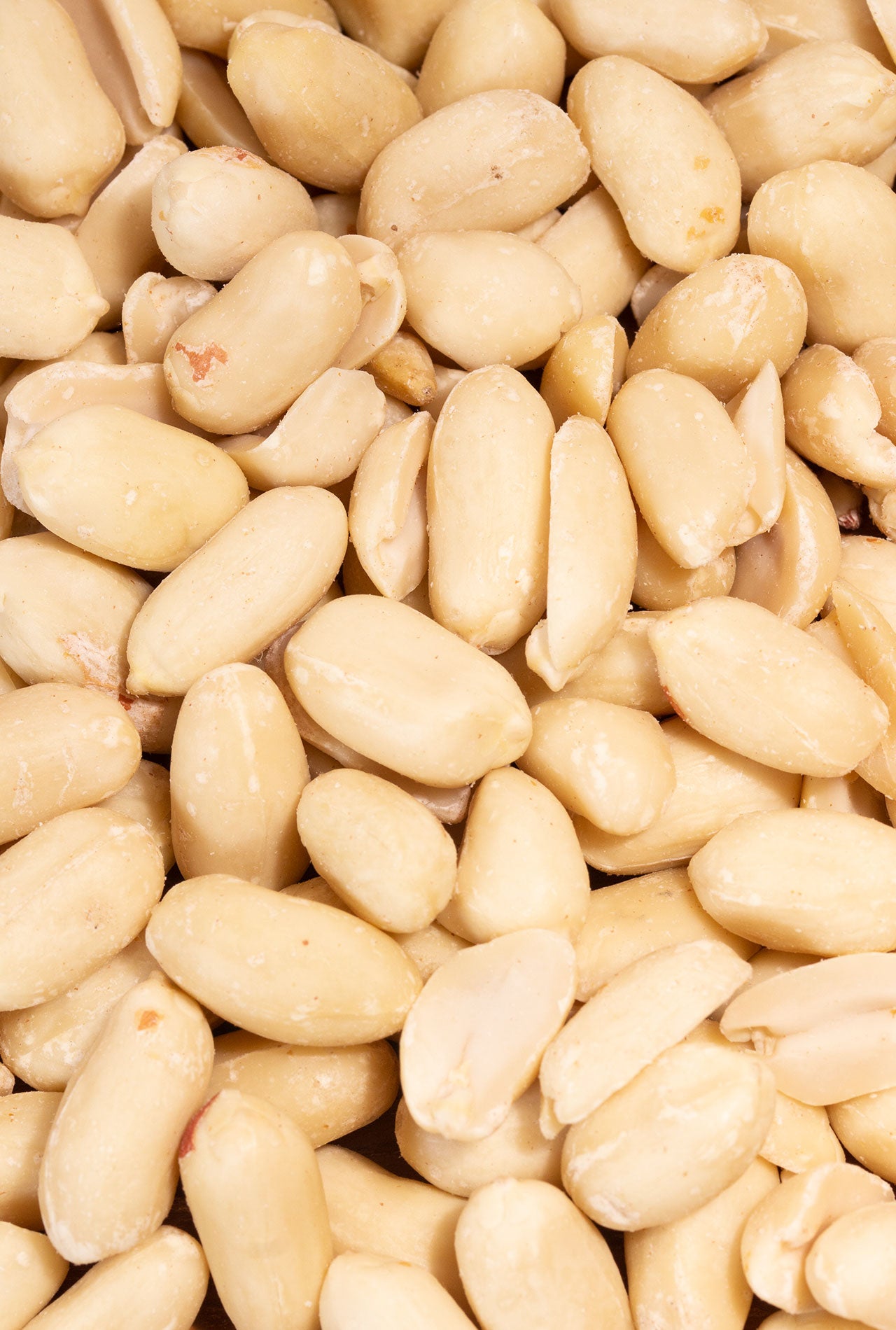 Raw shelled peanuts